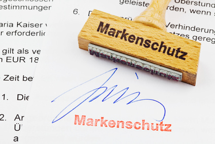 Holzstempel auf Dokument: Markenschutz