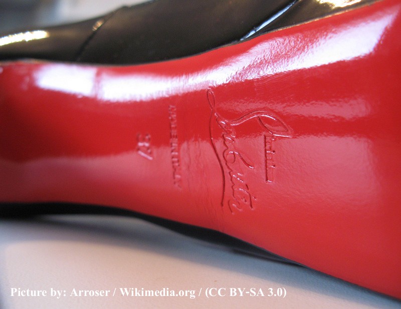 Paare Der Neuen Schwarzen Stilettos Über Weiß. Weibliche Neue Louboutin  Schuhe, Rückansicht. Christian Louboutin Rote Sohlen. Stilvolle Fersen Der  Frau. Lizenzfreie Fotos, Bilder und Stock Fotografie. Image 92922399.